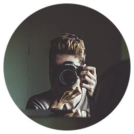 Ein Mann macht mit einer Kamera ein Foto von sich.