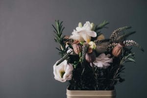 Blumen in einer Vase auf grauem Hintergrund.