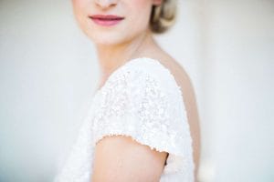 Eine Braut in einem weißen Kleid posiert für ein Foto.