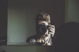 Ein Mann macht ein Foto von sich selbst im Spiegel.