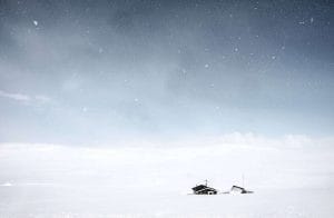 Ein Skifahrer auf einem verschneiten Feld mit Sternenhimmel.