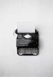 Eine Schreibmaschine auf weißem Hintergrund.