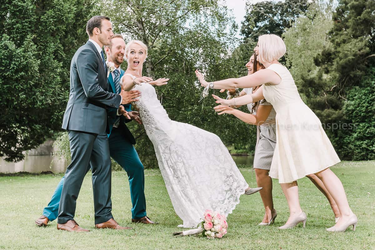 Eine Gruppe von Brautjungfern und Bräutigam bewirft sich gegenseitig mit Konfetti – Stockfoto – Bilder.