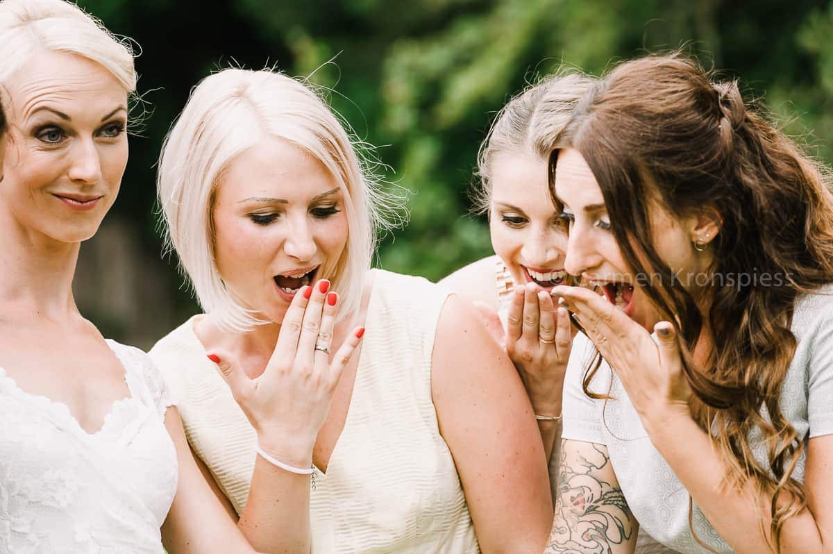 Eine Gruppe Brautjungfern mit offenem Mund.