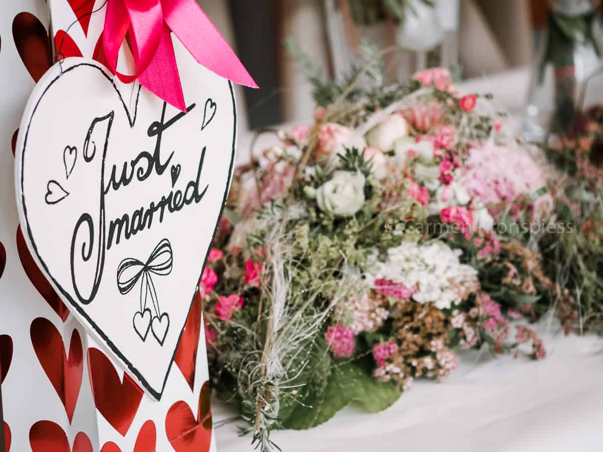 Ein Tisch mit Blumen und einem Schild mit der Aufschrift „Ich liebe dich“.