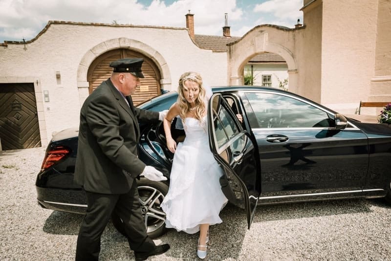 Eine Braut steigt aus einem Mercedes-Benz.