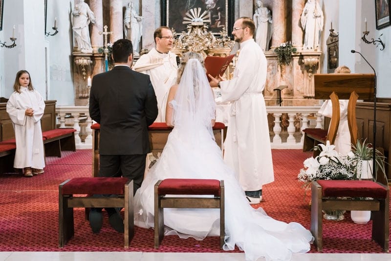 Eine Hochzeitszeremonie in einer Kirche mit Braut und Bräutigam.