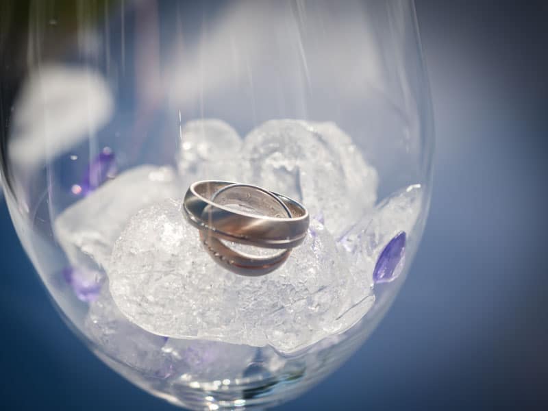 Ein Ehering in einem Glas Eis.