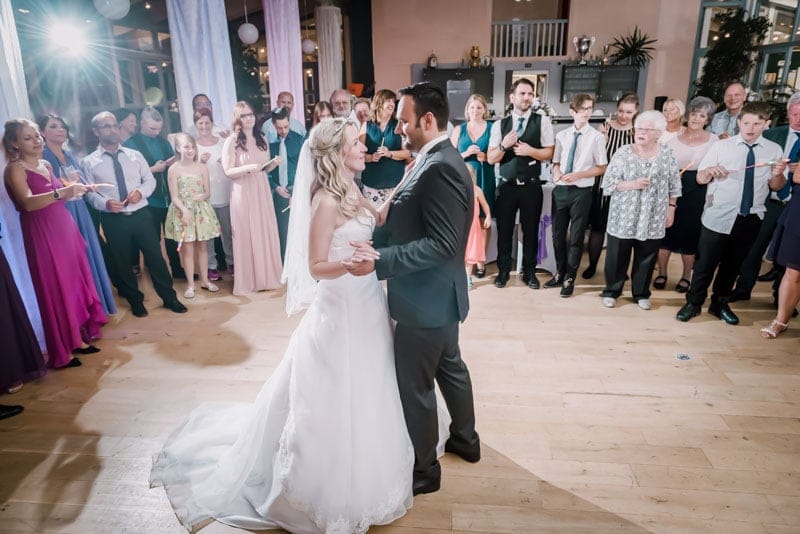 Eine Braut und ein Bräutigam teilen ihren ersten Tanz bei ihrer Hochzeitsfeier.