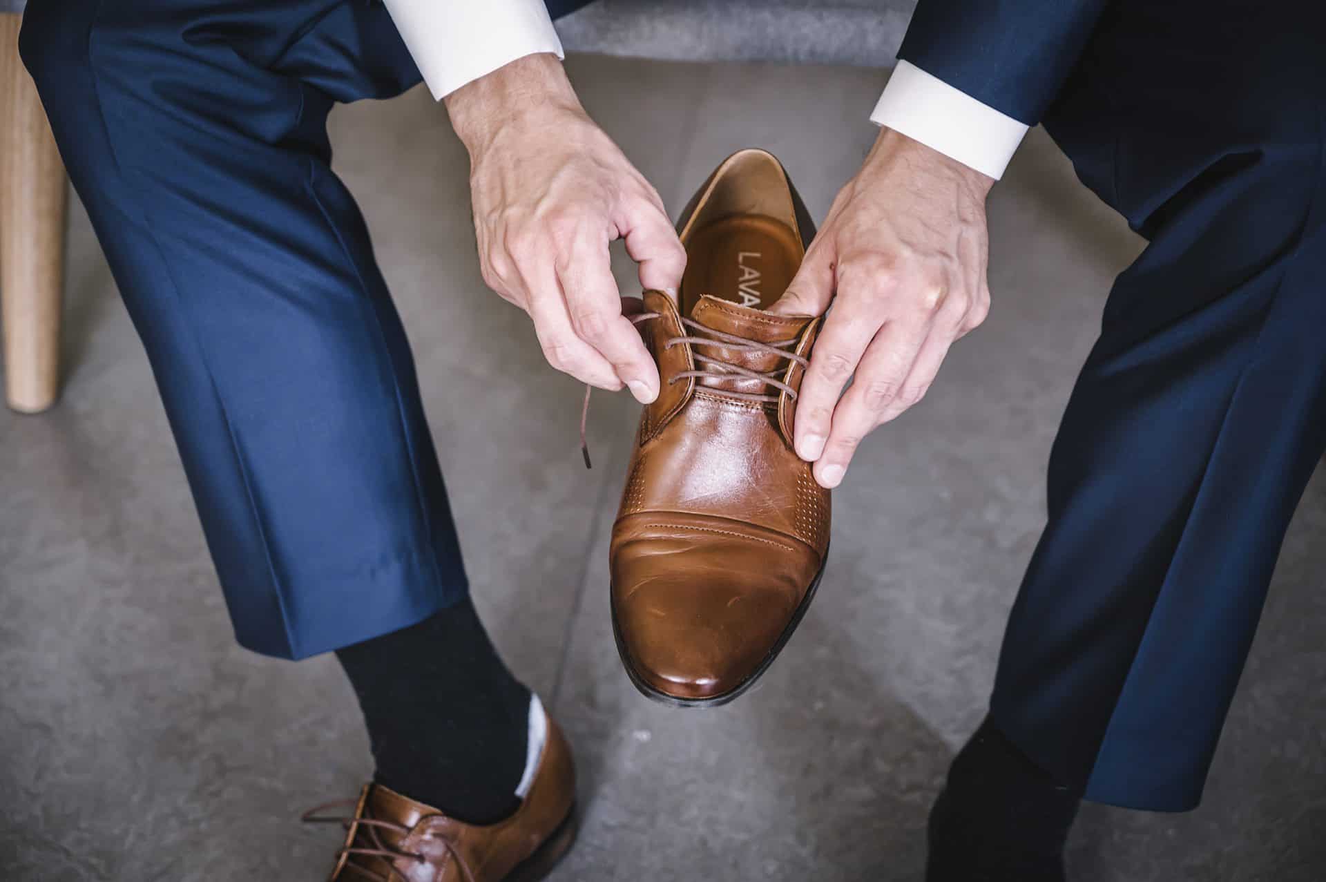 Ein Mann bindet seine Schuhe.