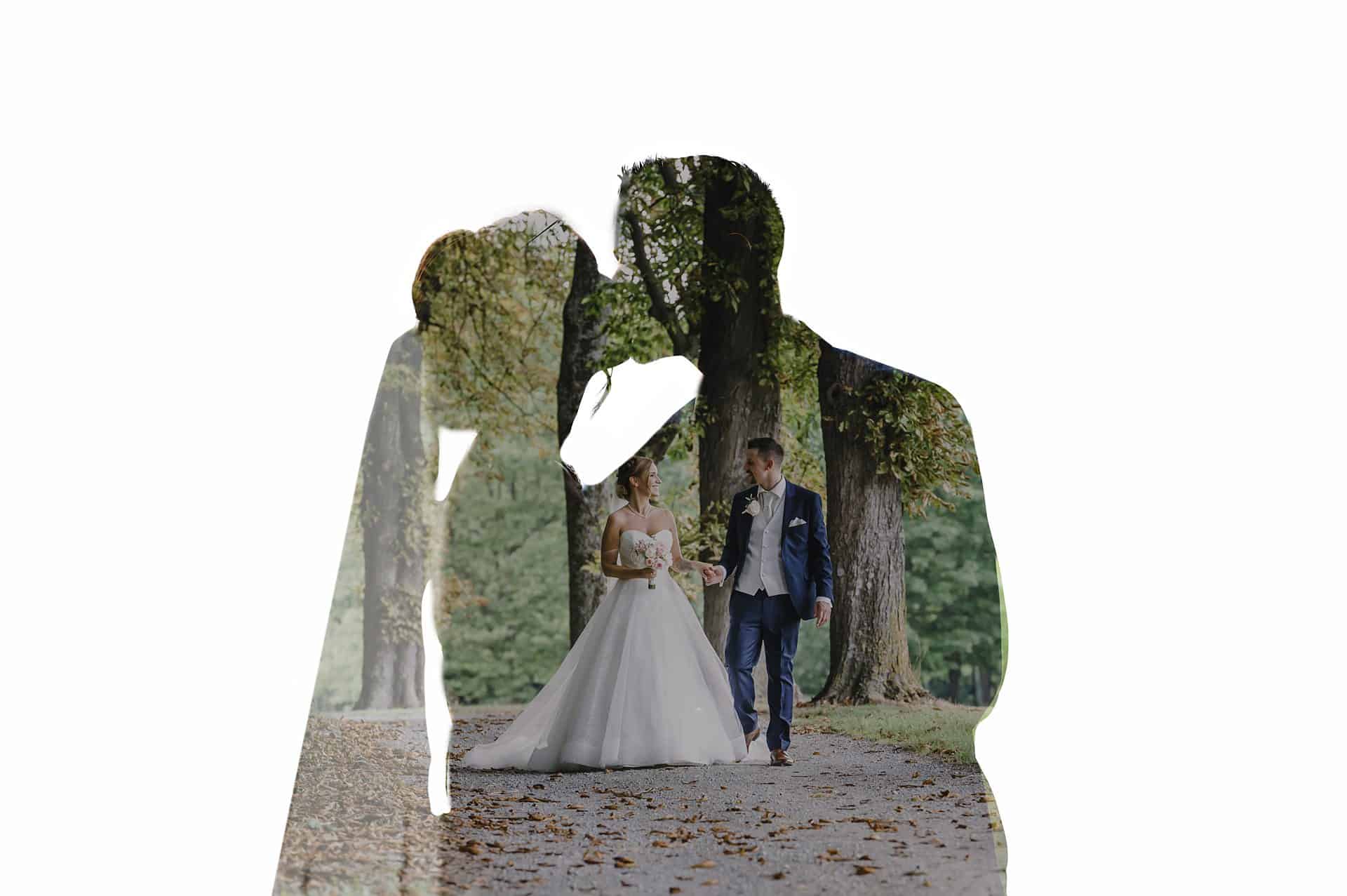 Eine Silhouette einer Braut und eines Bräutigams, die im Wald spazieren gehen.