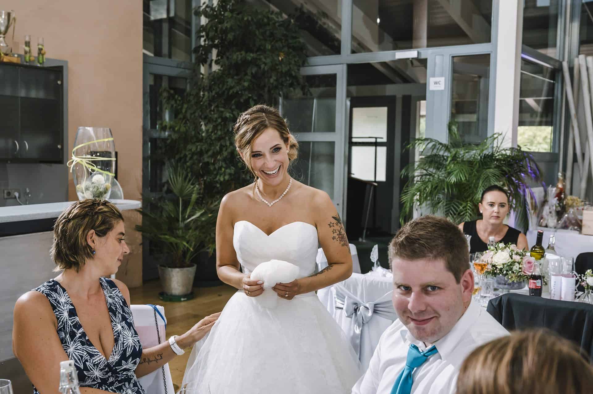 Eine Braut hält eine Rede auf einer Hochzeitsfeier.