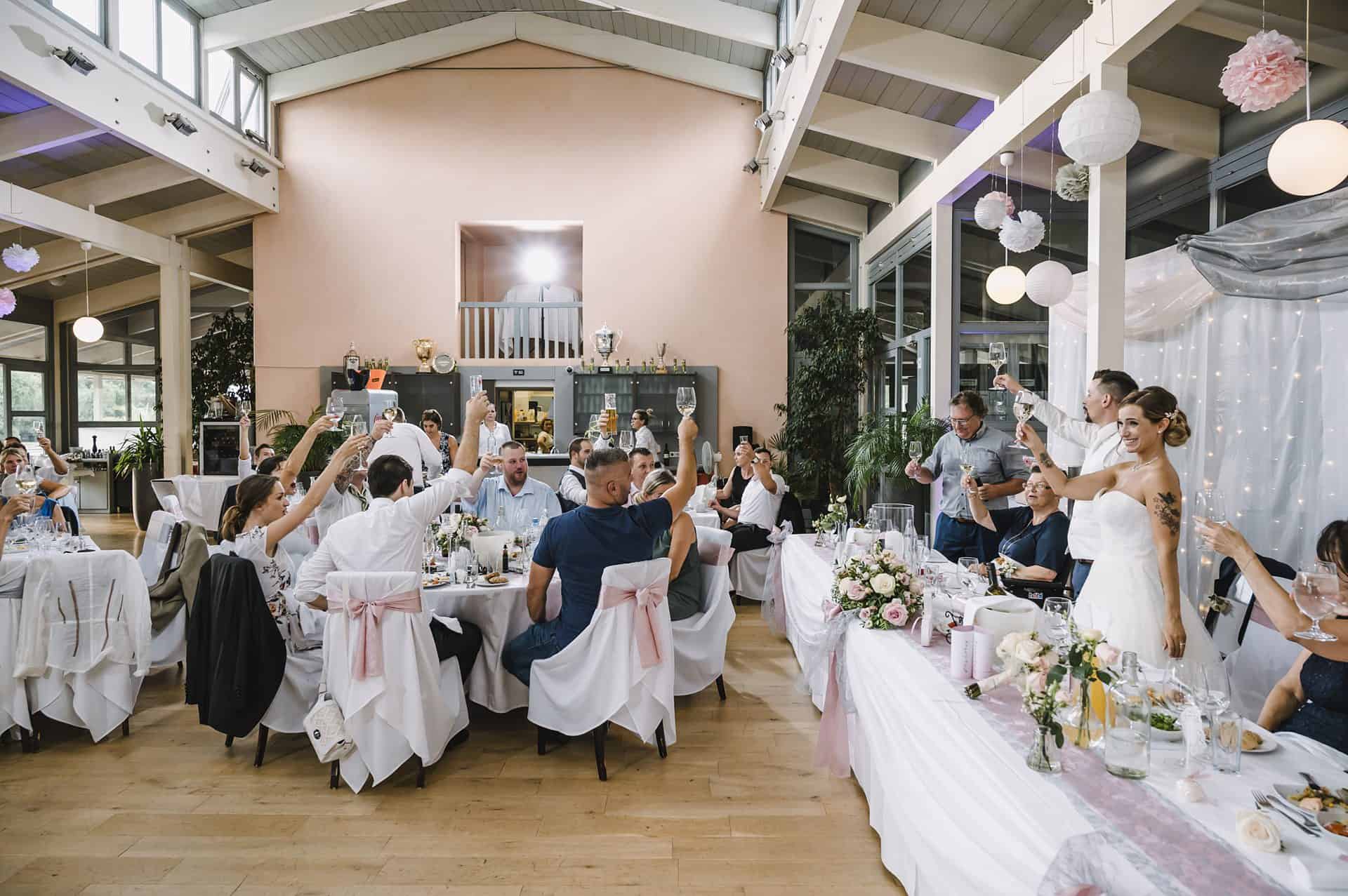 Eine Hochzeitsfeier, bei der die Gäste ihre Hände in die Luft heben.