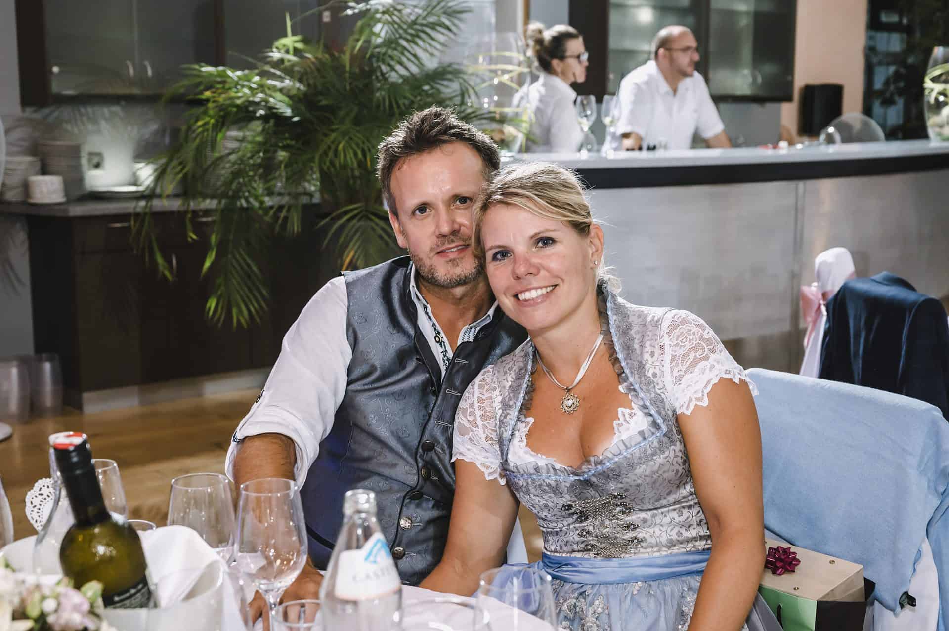 Ein Mann und eine Frau posieren für ein Foto in einem Restaurant.