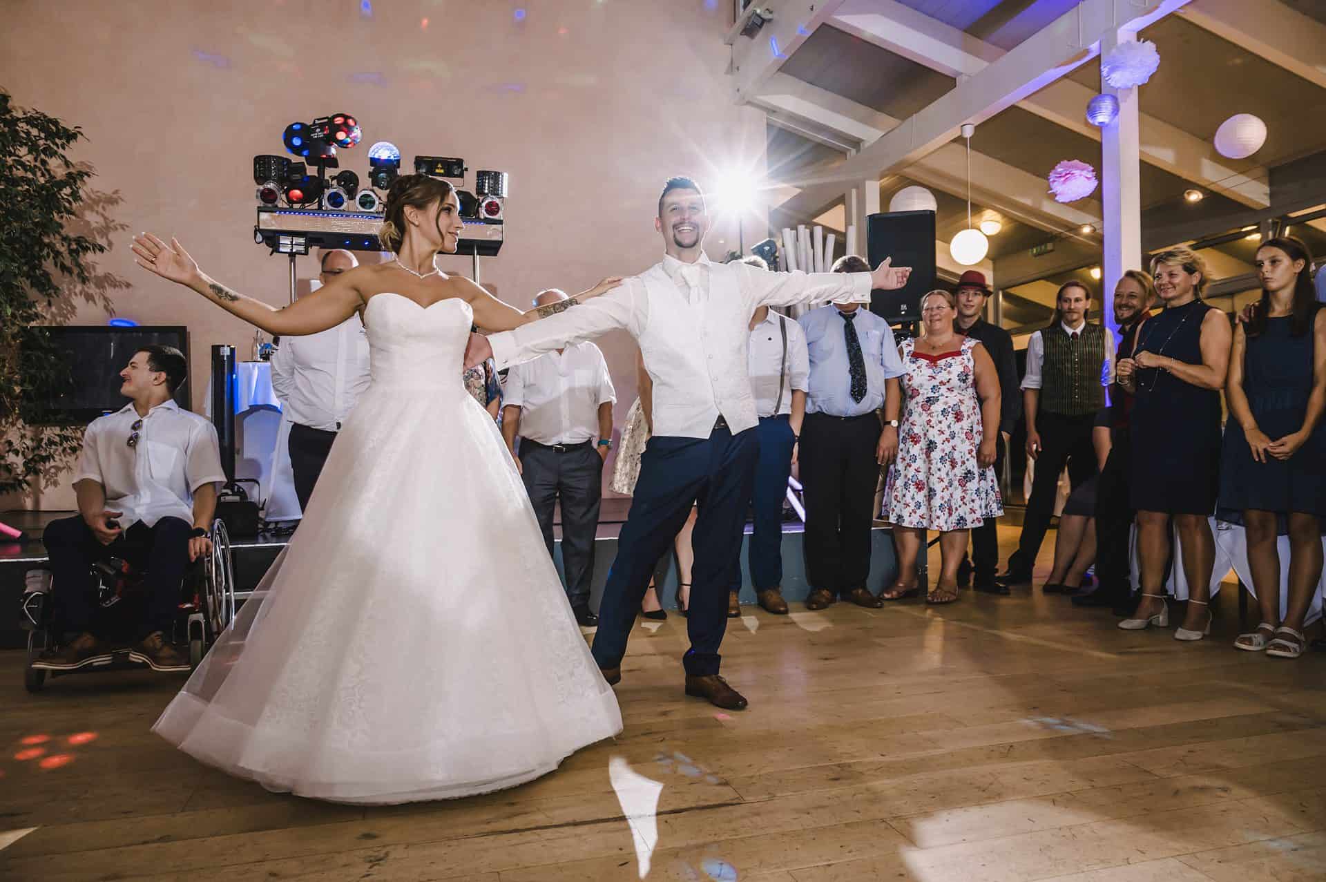 Eine Braut und ein Bräutigam tanzen bei ihrer Hochzeitsfeier.