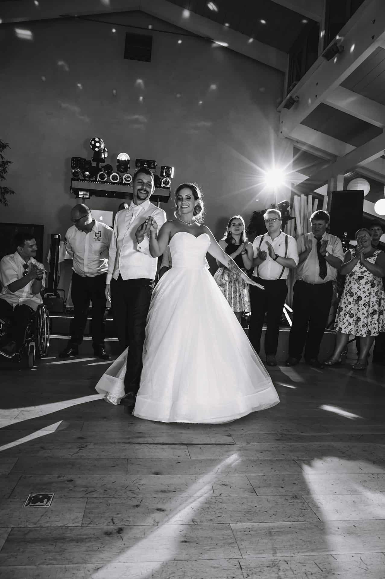 Auf einem Schwarz-Weiß-Foto tanzen Braut und Bräutigam.