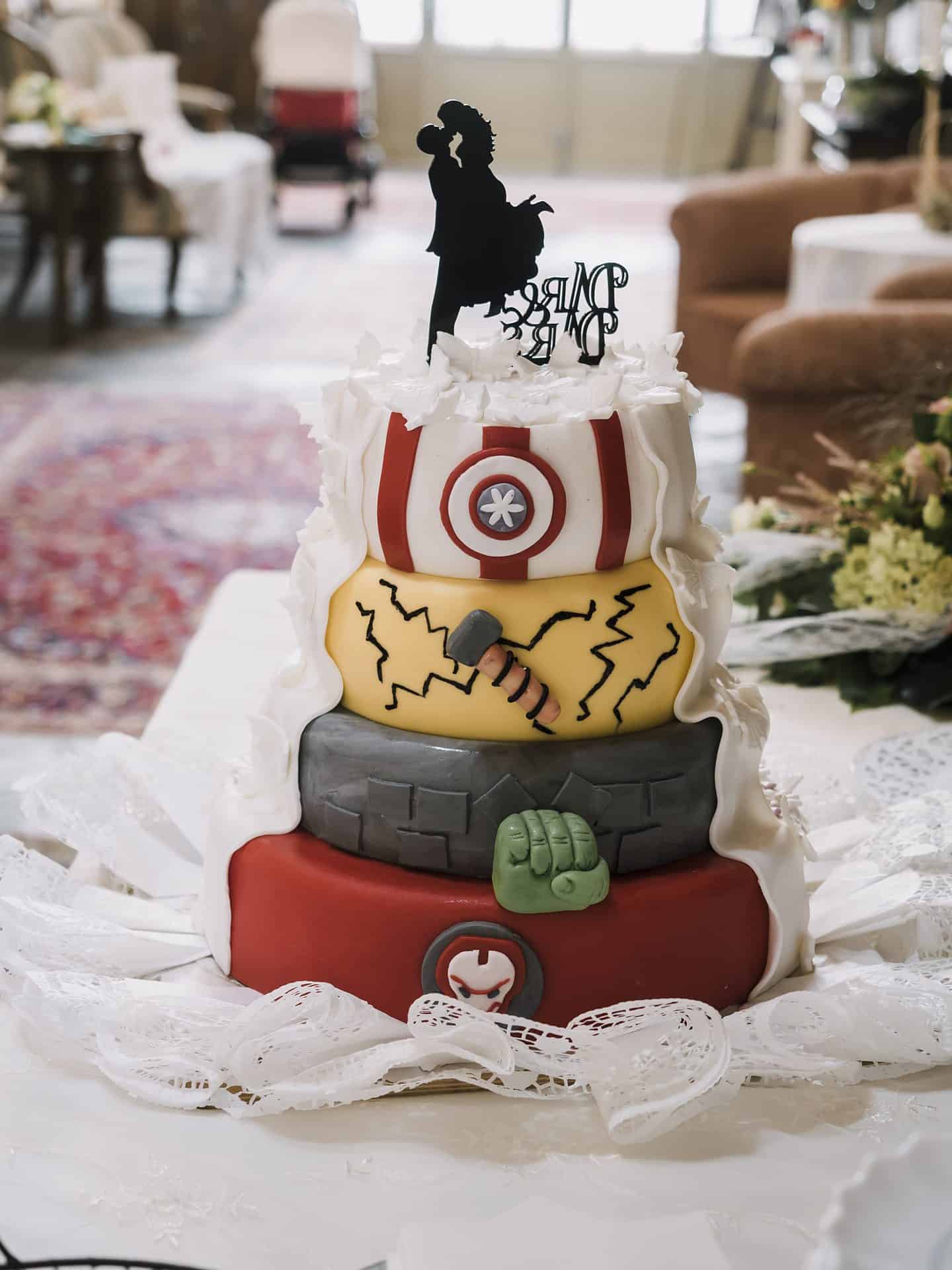 Eine Hochzeitstorte, dekoriert mit Avengers-Figuren.