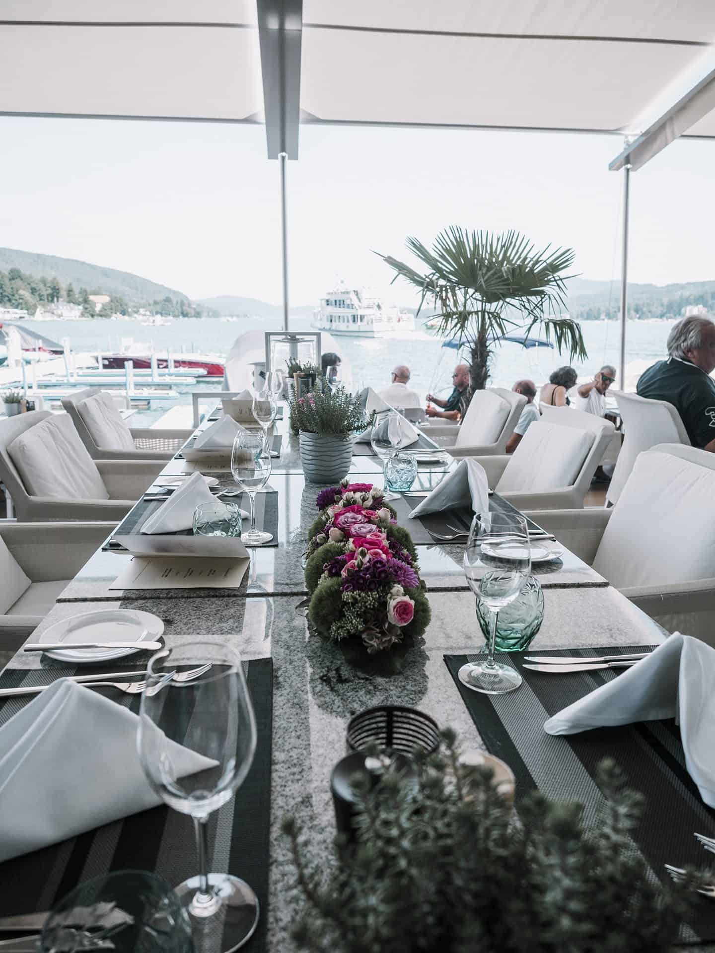 Auf einem Boot in Kroatien wird ein Tisch für ein Abendessen gedeckt.
