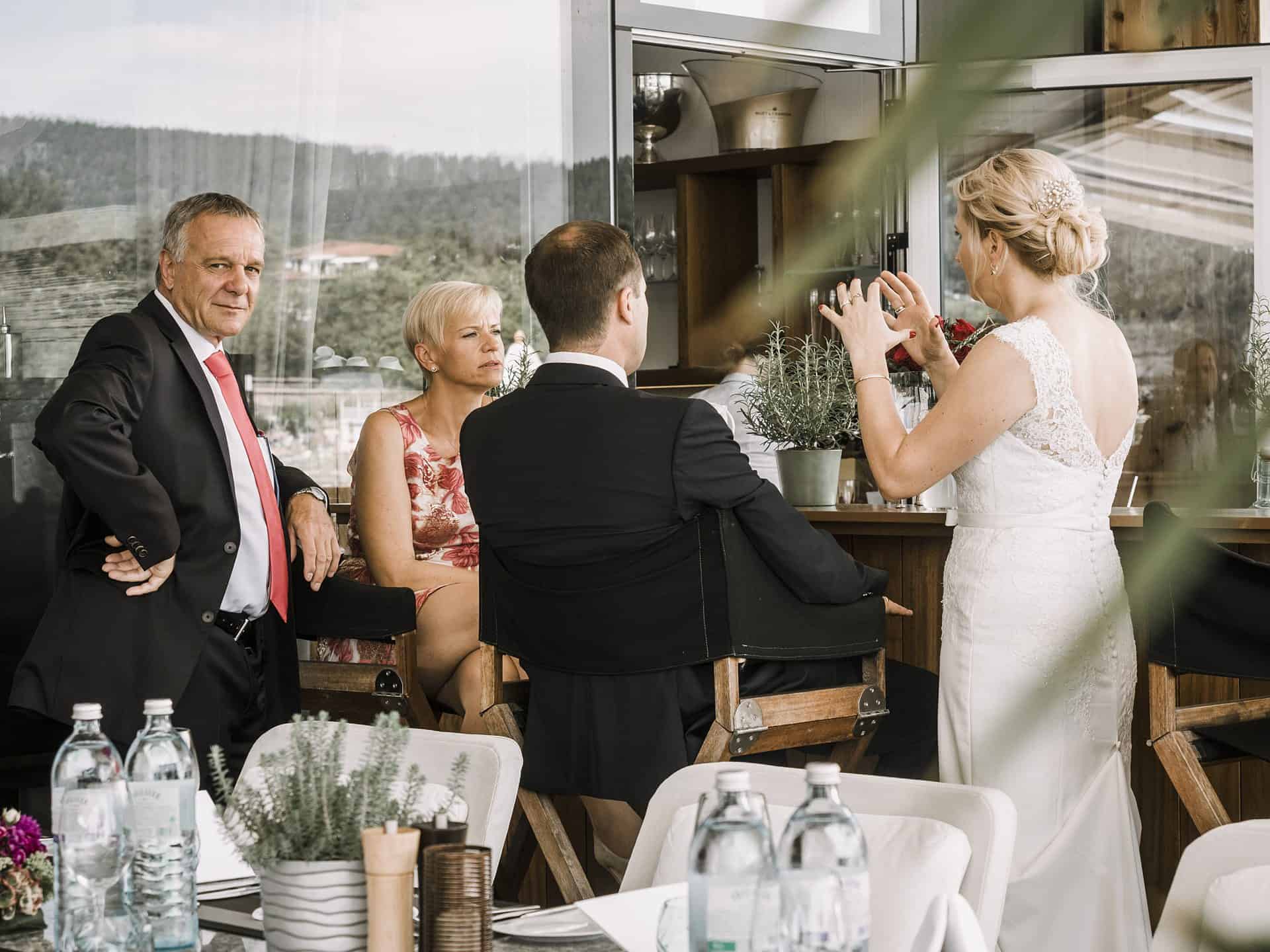 Eine Braut und ein Bräutigam stoßen bei einem Hochzeitsempfang an.