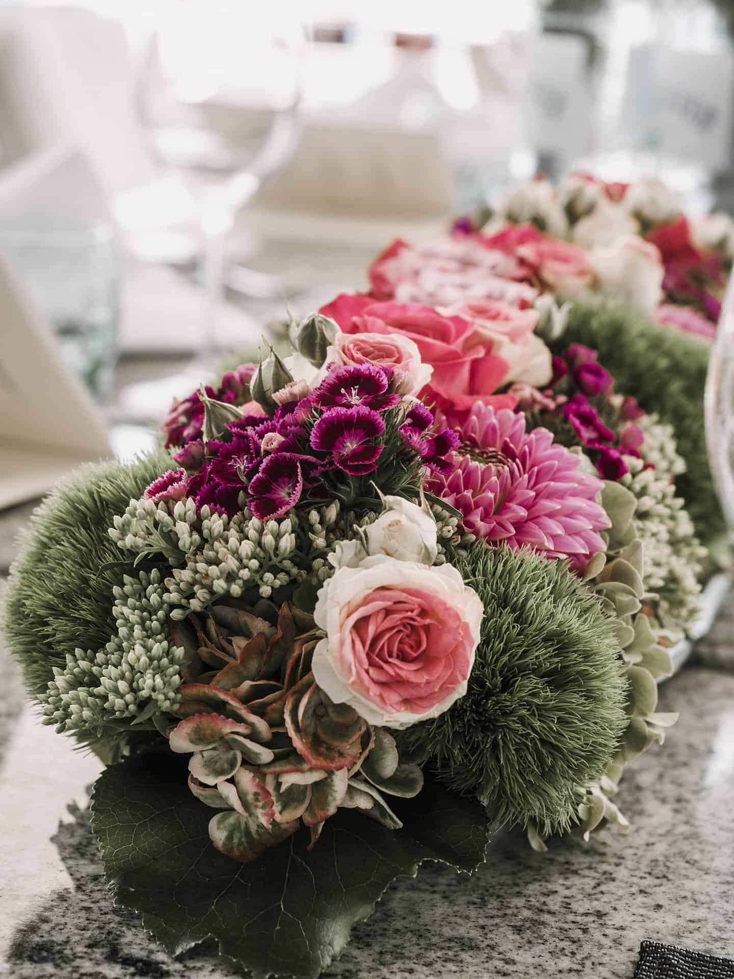 Ein Blumenarrangement auf einem Tisch.