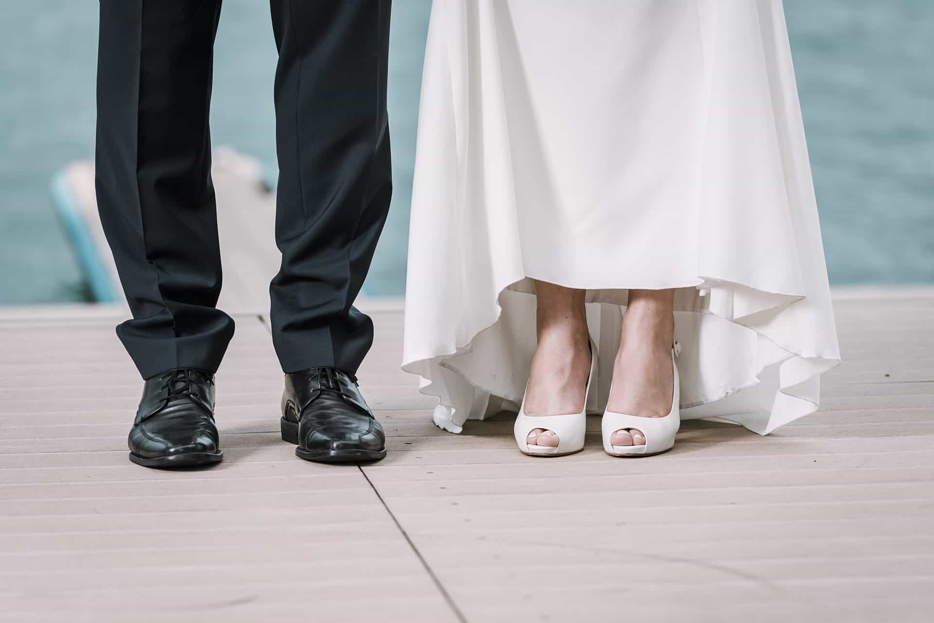 Eine Braut und ein Bräutigam stehen auf einem Dock.