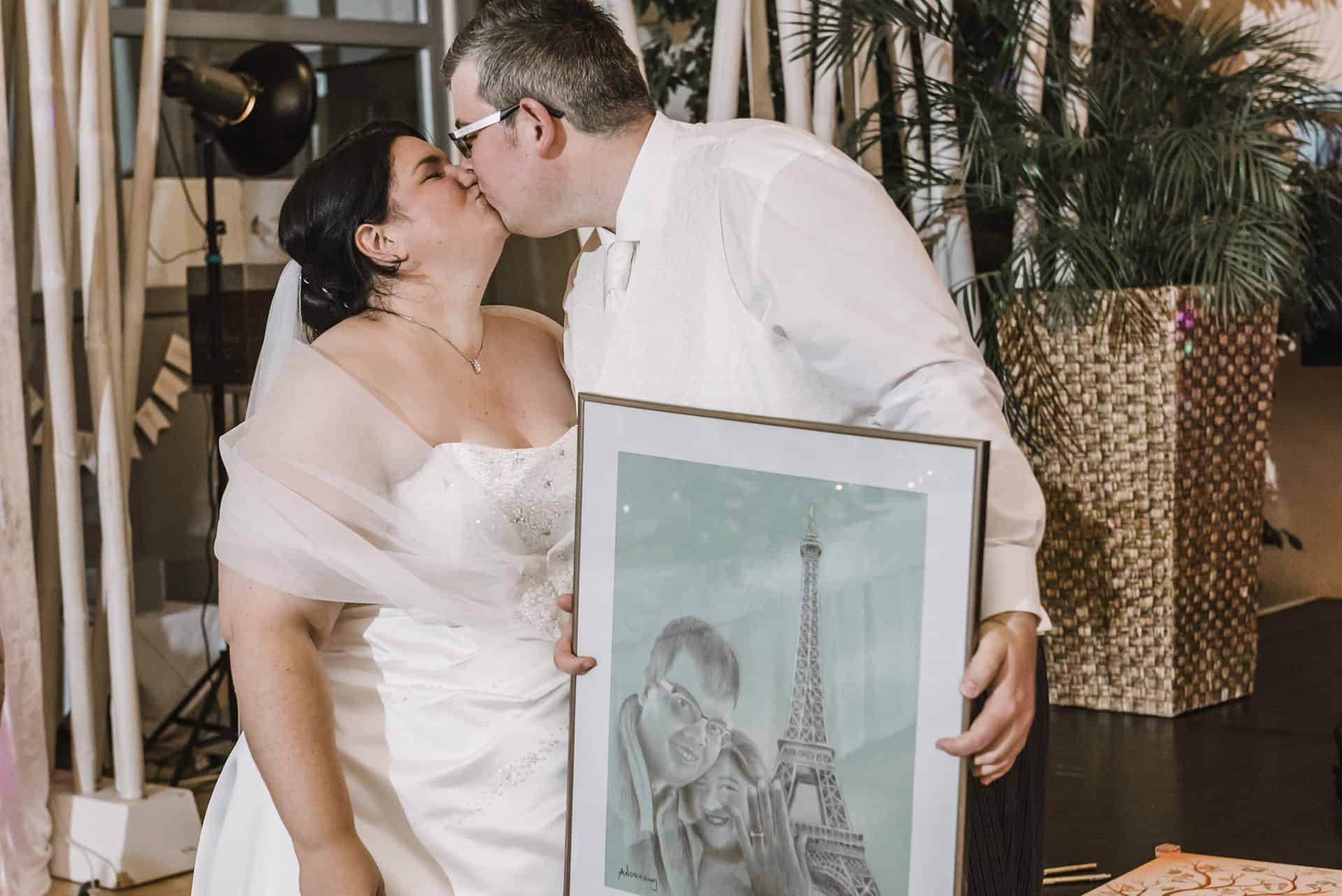 Eine Braut und ein Bräutigam küssen sich vor einem Bild des Eiffelturms.