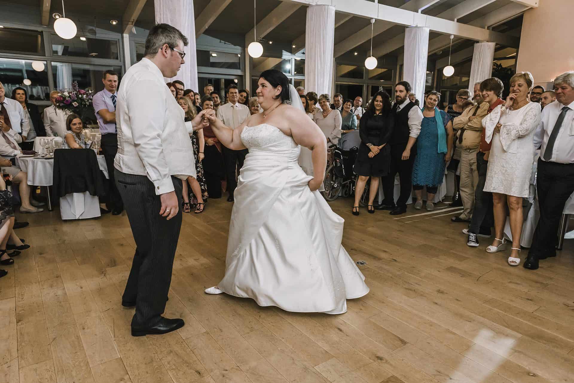 Eine Braut und ein Bräutigam teilen ihren ersten Tanz bei einer Hochzeitsfeier.