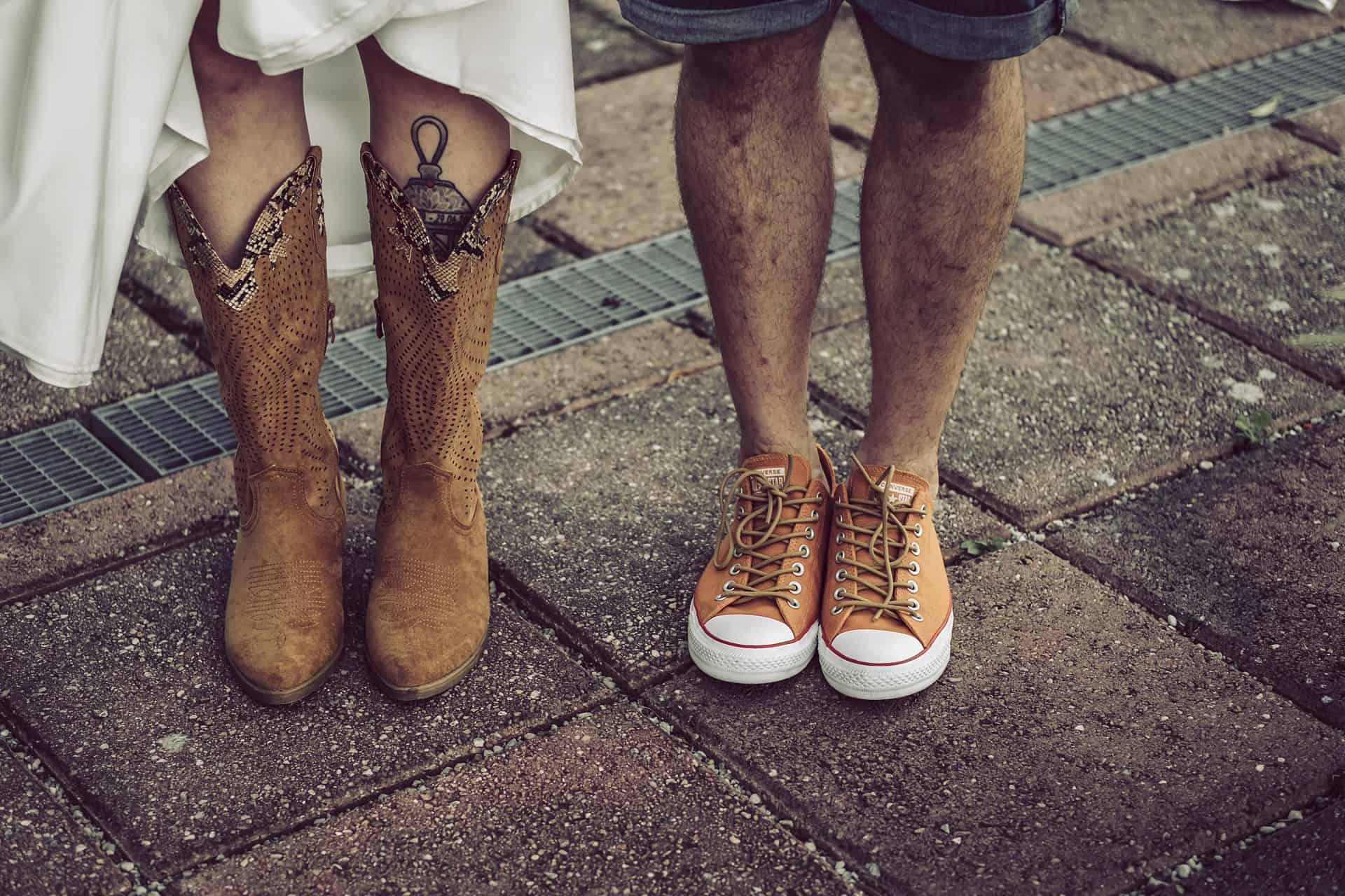 Ein Mann und eine Frau stehen nebeneinander und tragen braune Stiefel.