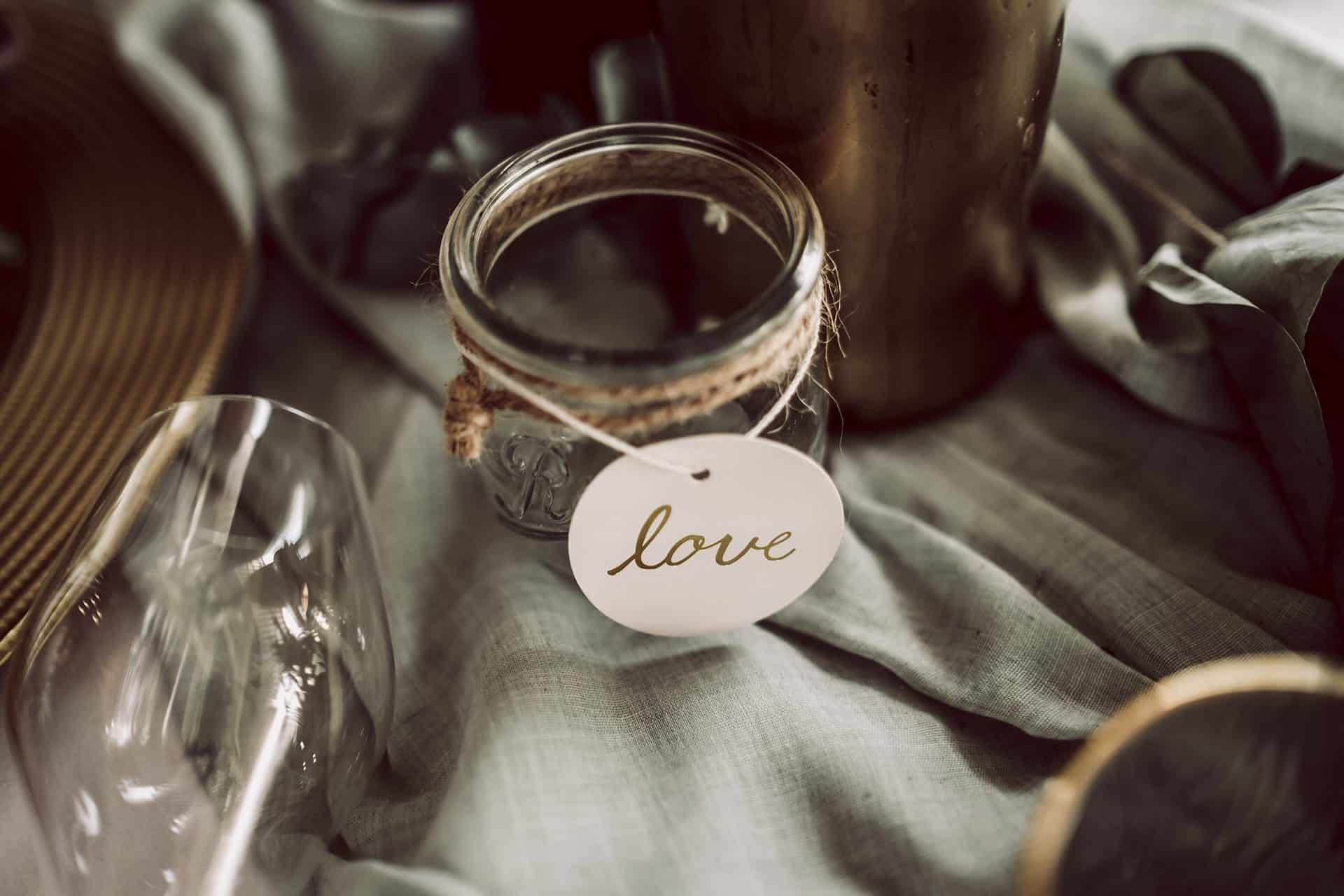 Ein Einmachglas mit einem Liebesetikett darauf.