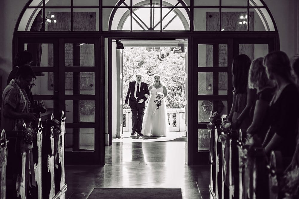 Eine Braut und ein Bräutigam stehen im Eingang einer Kirche.