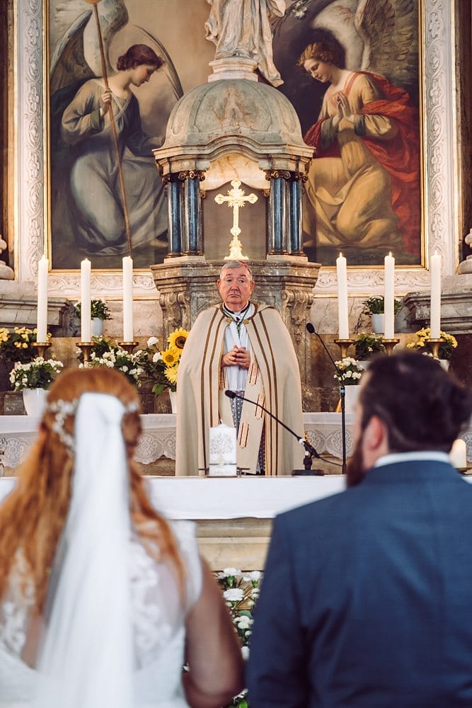 Ein Priester gibt in einer Kirche eine Trauung.