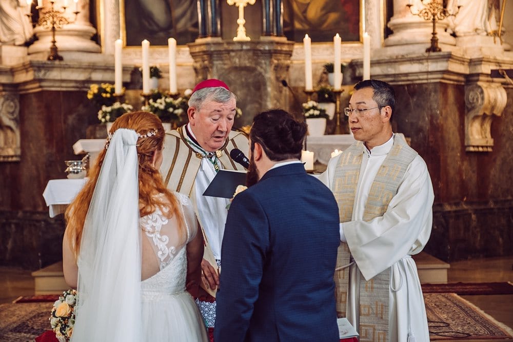 Eine Braut und ein Bräutigam geben sich in einer Kirche das Ja-Wort.