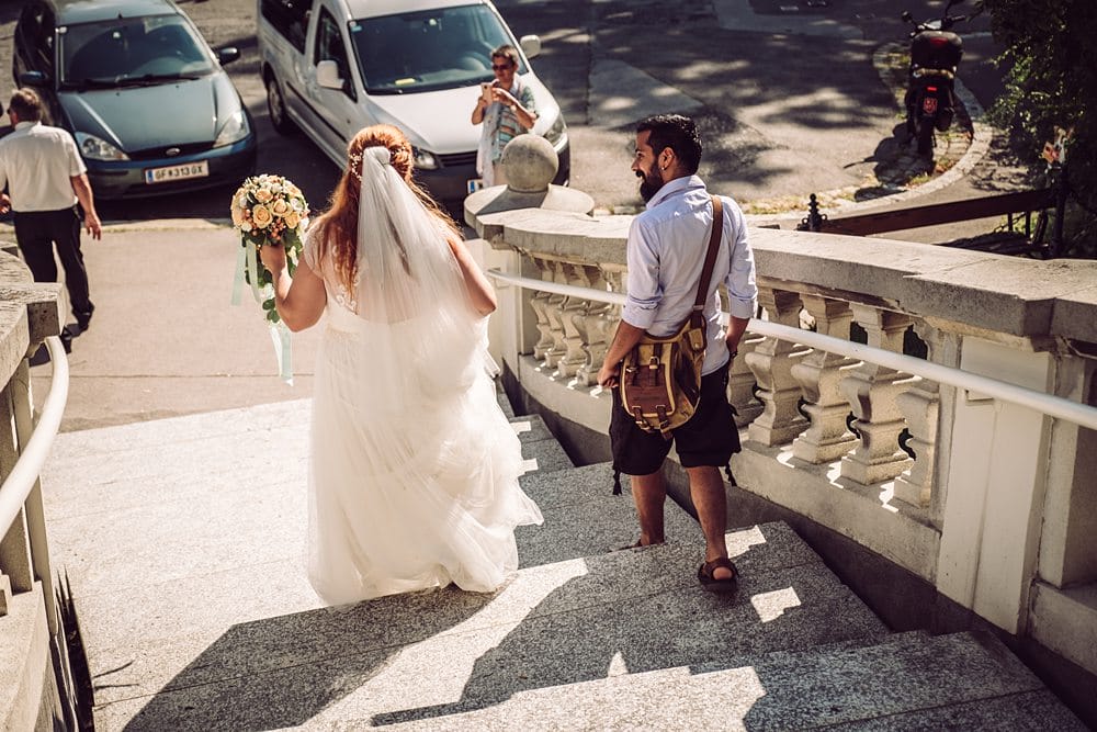 Eine Braut und ein Bräutigam gehen eine Treppe hinunter.