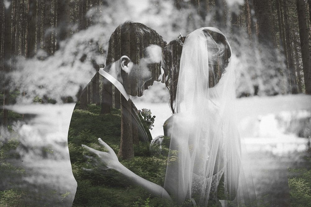 Ein Bild einer Braut und eines Bräutigams im Wald.