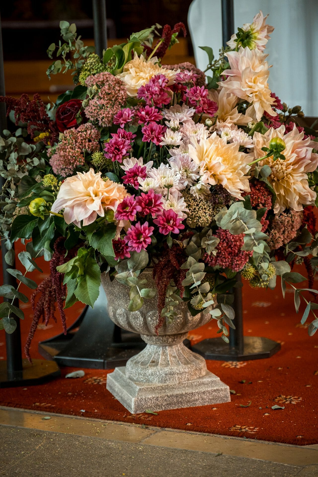 Ein Blumenarrangement in einer Steinvase.