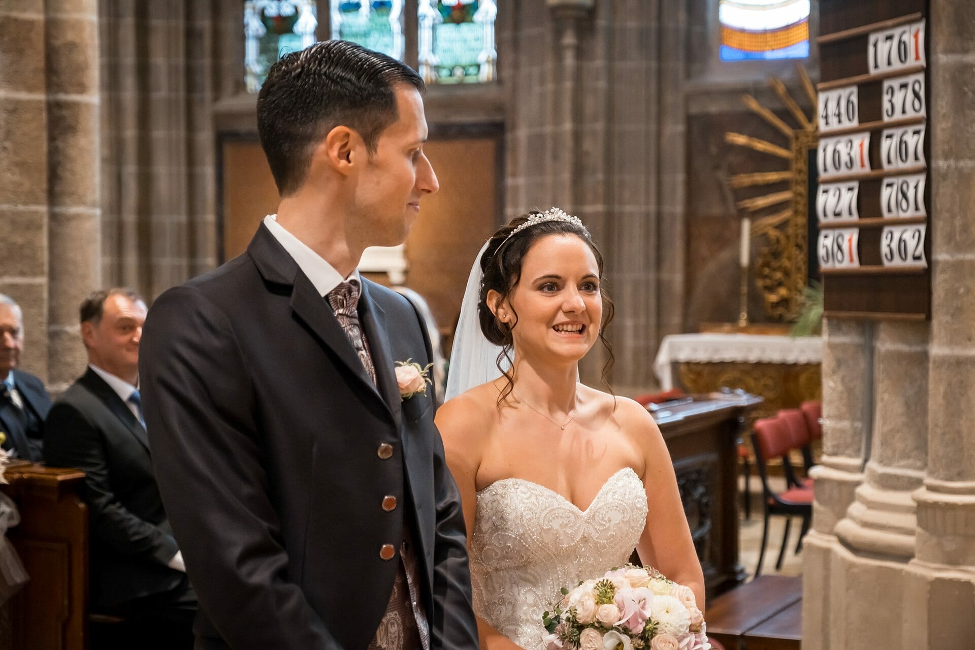 Eine Braut und ein Bräutigam stehen in einer Kirche.
