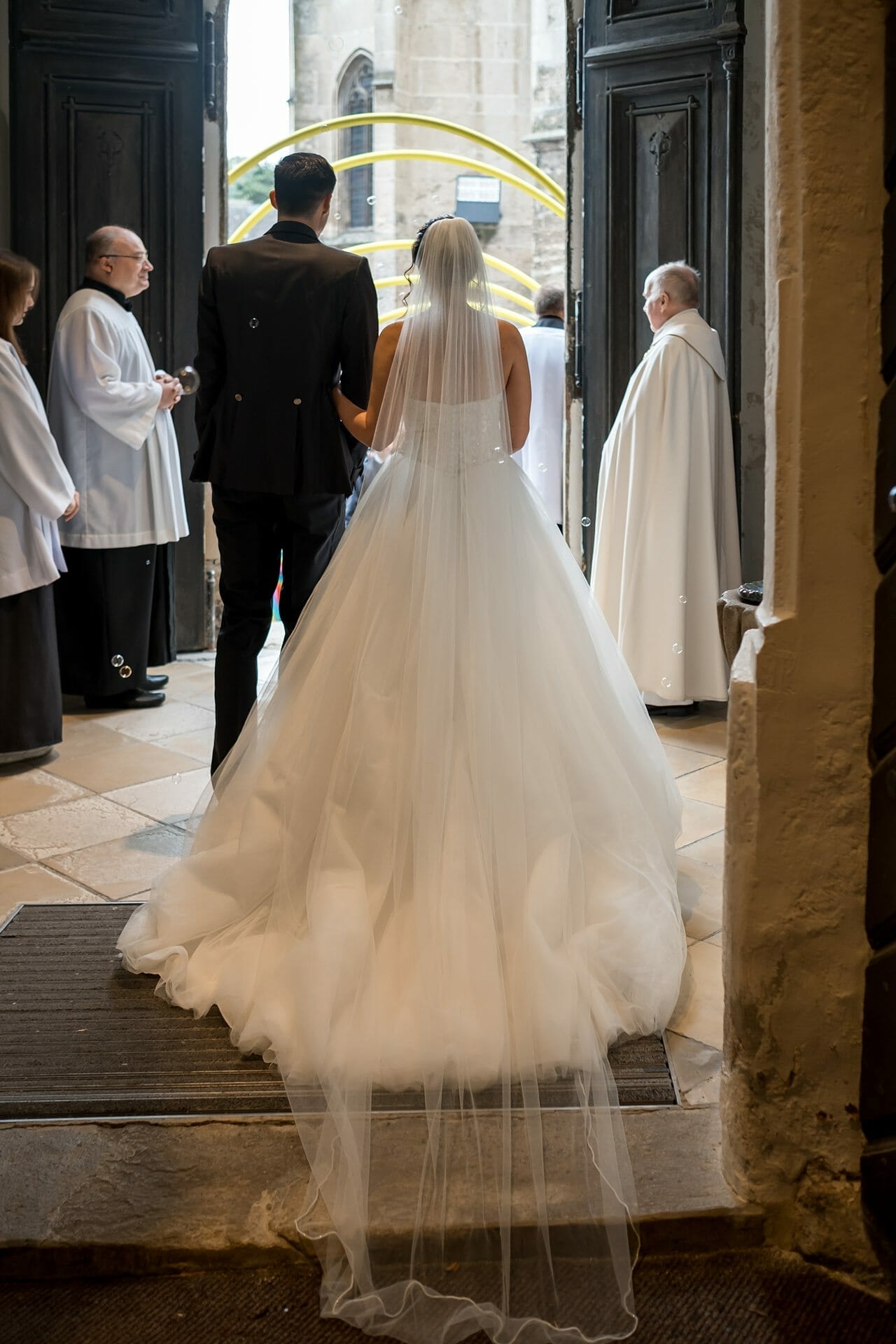 Eine Braut und ein Bräutigam verlassen eine Kirche.