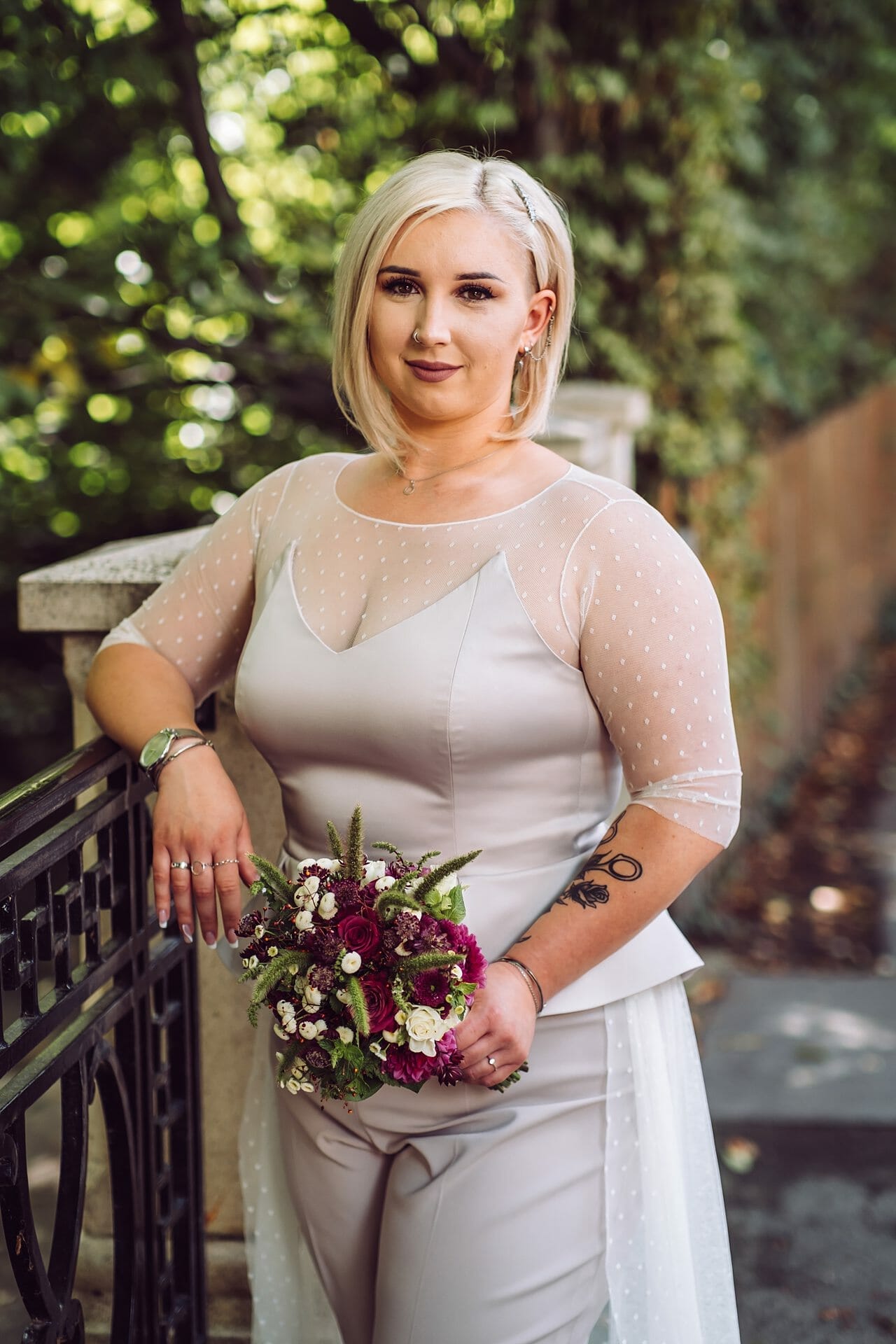 Eine blonde Frau in einem Hochzeitskleid posiert für ein Foto.