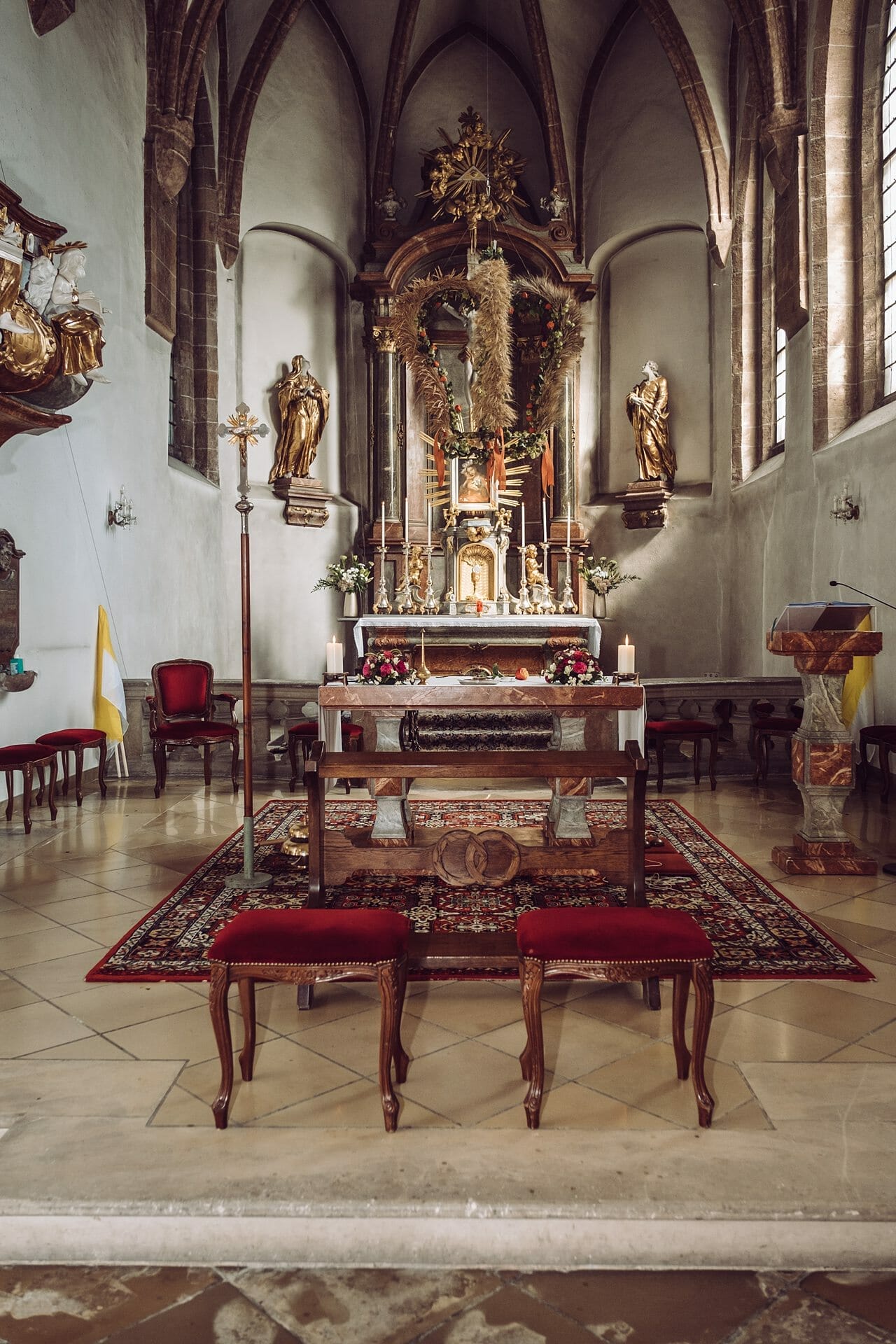 Ein reich verzierter Altar in einer Kirche.