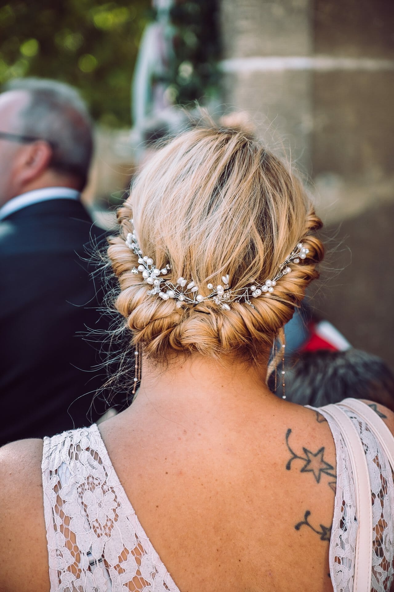 Der Rücken einer Braut mit einer Tätowierung auf dem Rücken.