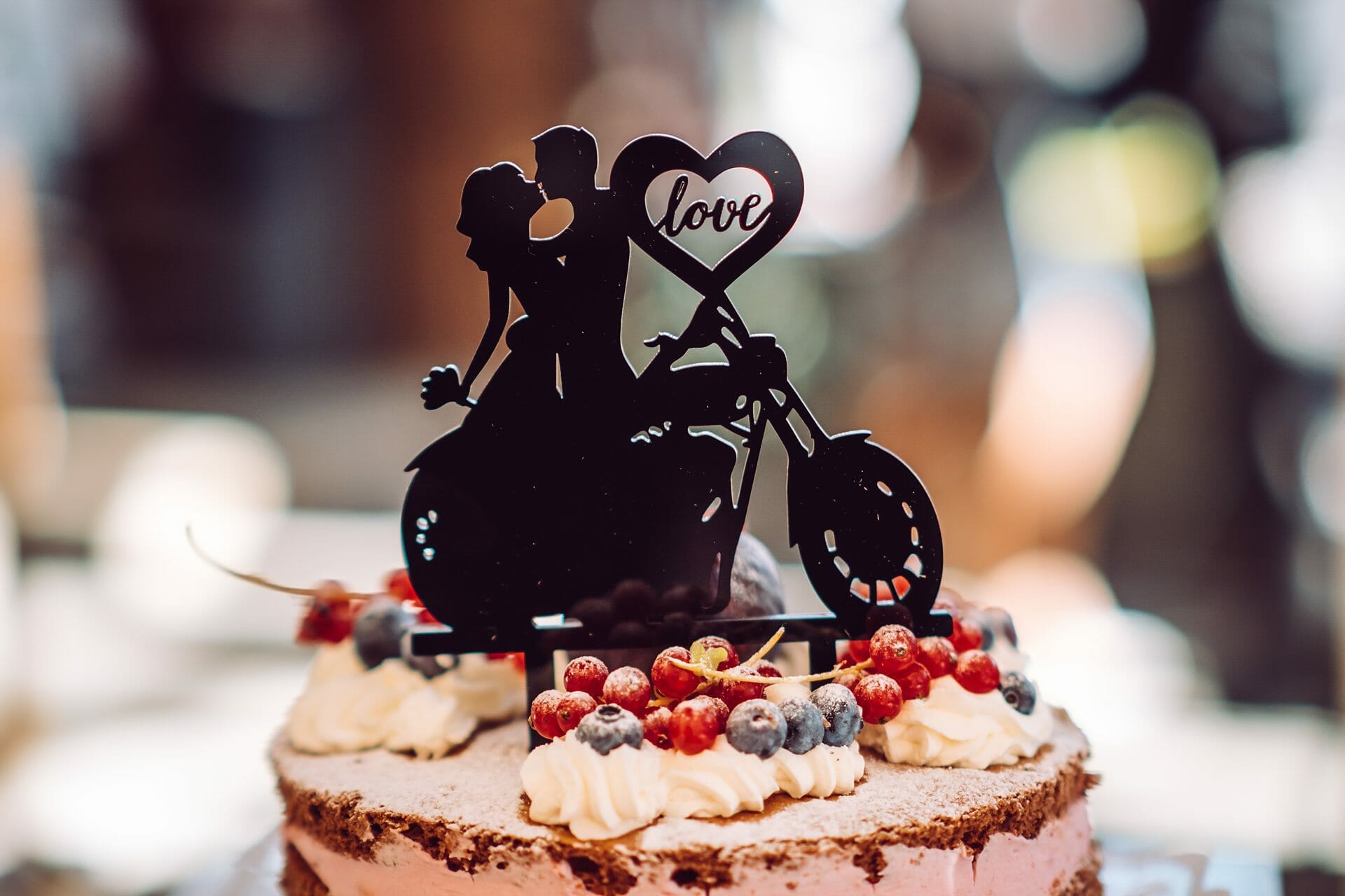 Eine Torte mit der Silhouette eines Paares auf einem Motorrad.